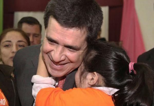 Mujer asegura que Horacio Cartes es el padre de su hija - Noticiero Paraguay