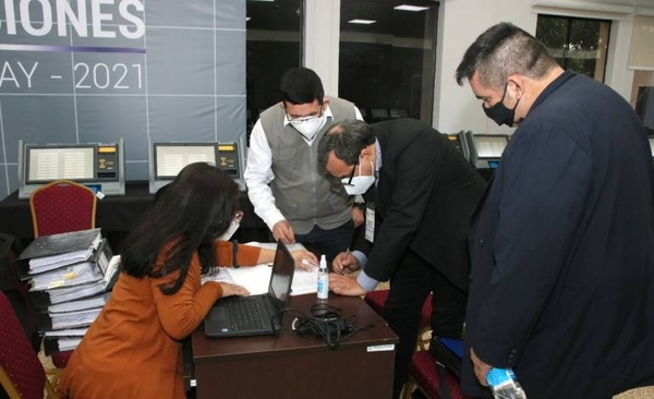 Diario HOY | Culminó chequeo de las máquinas de votación para las elecciones municipales