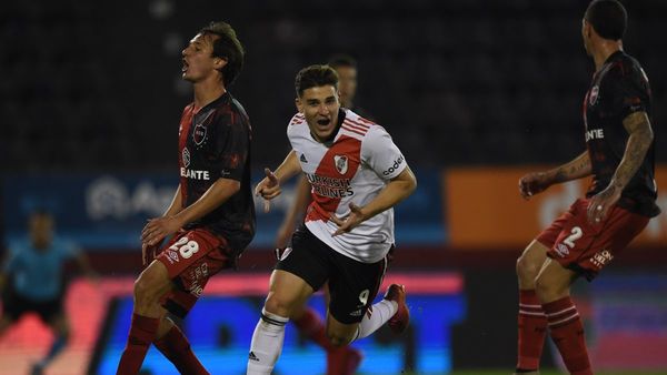 River Plate golea a Newell's y se torna escolta en Argentina