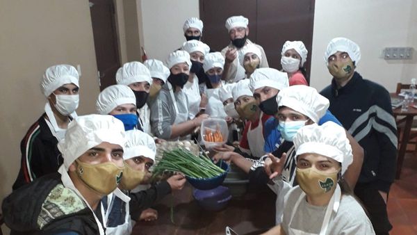 Estudiantes preparan hamburguesa de poroto y es furor