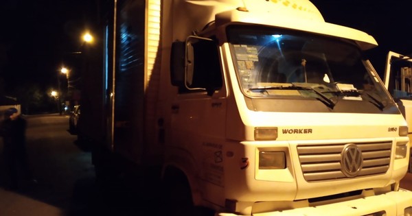 La Nación / Camionero denuncia ser asaltado por supuestos policías