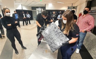 Entrenadora es imputada por intentar llevar cocaína a España