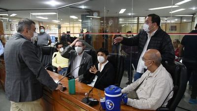 Reajuste salarial a funcionarios genera tensión e incidentes en Comuna de Asunción