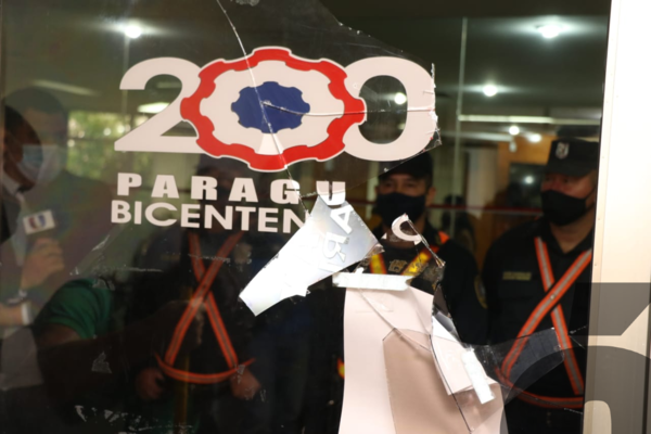 Crónica / [VÍDEO] Sarambi en la Junta Municipalidad porque no se trató aumento de funcionarios