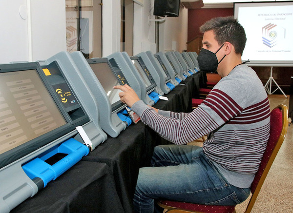 Finalizó chequeo final de pantalla a máquinas de votación con apoyo de apoderados