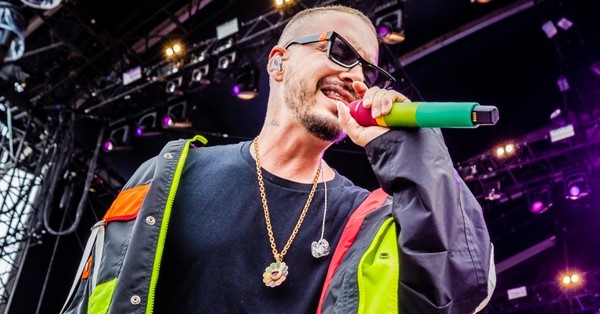 J Balvin muestra las lesiones que dejaron en su cuello las cadenas que usó en la MET Gala - SNT