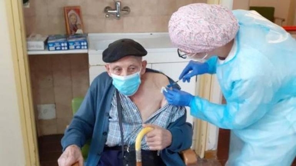 Diario HOY | España aprueba la tercera dosis de la vacuna para ancianos en residencias