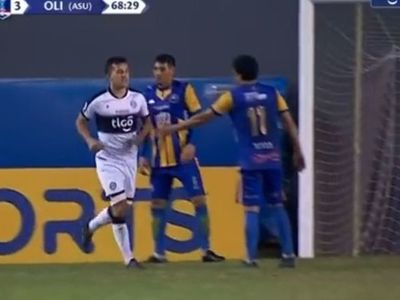 El soberbio gesto de Néstor Camacho con un jugador de Cristóbal Colón - Olimpia - ABC Color