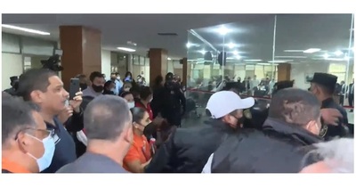 Empujones y un herido en Junta Municipal tras falta de cuórum