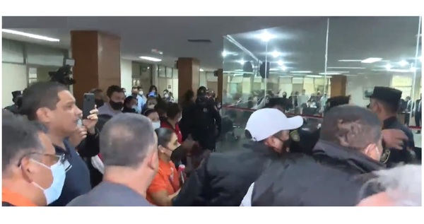 Empujones y un herido en Junta Municipal tras falta de cuórum