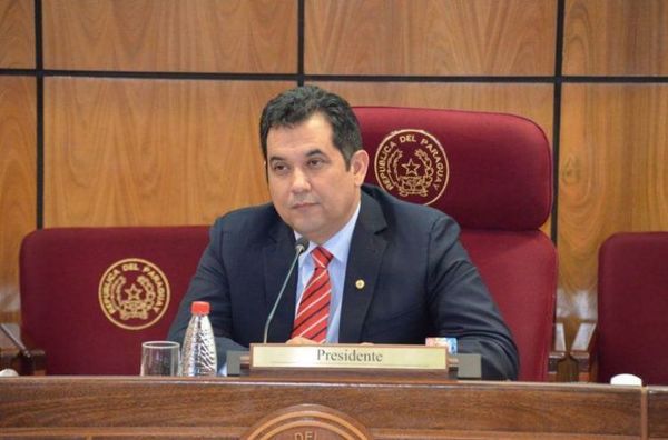 Martín Arévalo presenta denuncia contra director de Aduanas en Fiscalía