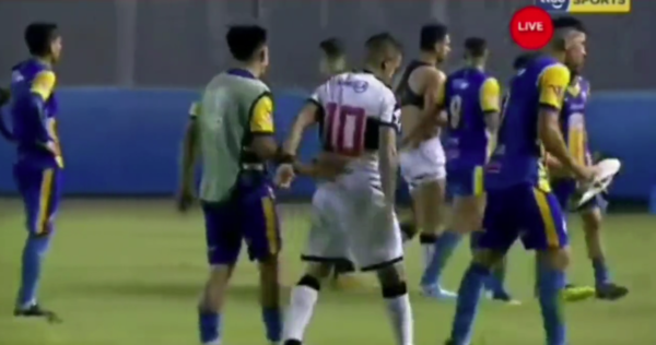 El hermoso gesto de Derlis González con un jugador de Cristóbal Colón