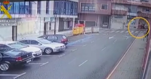 Guardia civil se convierte en héroe tras rescatar a un bebé de un carrito que se fue cuesta abajo por una calle - SNT