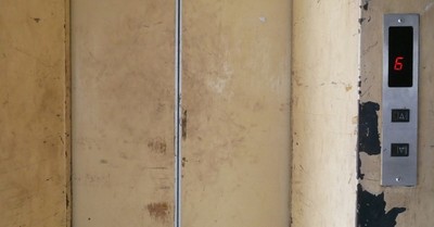 El espeluznante hallazgo de un cadáver en un ascensor que llevaba casi 25 años averiado - SNT
