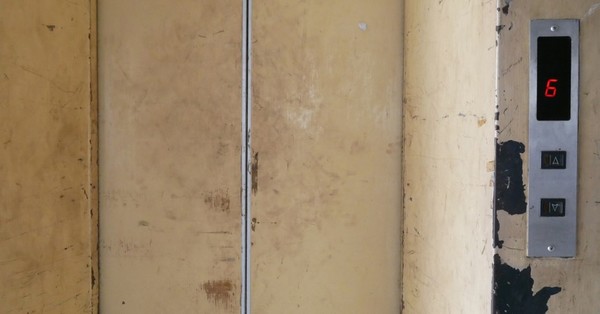 El espeluznante hallazgo de un cadáver en un ascensor que llevaba casi 25 años averiado - SNT