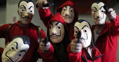 El juego de dos niños disfrazados de “La Casa de Papel” que sembró el pánico en Italia - SNT