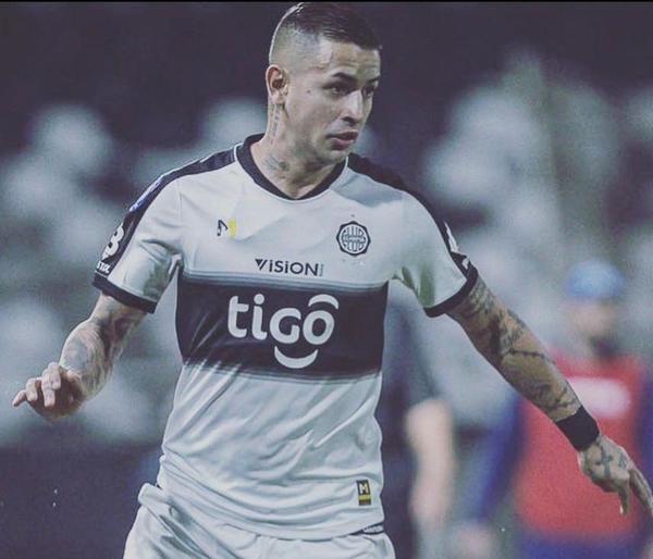 Emotivo: Derlis obsequió sus botines a jugador del Cristóbal Colón