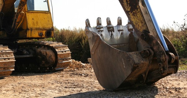 Hombre aplastó una fila de camiones con una excavadora porque no recibió su salario - SNT