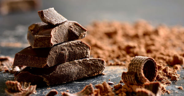Comer chocolate y tomar vino tinto pueden ayudar a vivir más - SNT