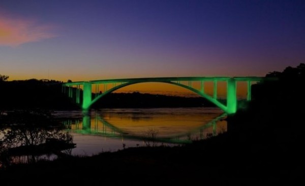 Navidad de aguas y luces integrada por el Puente de la Amistad
