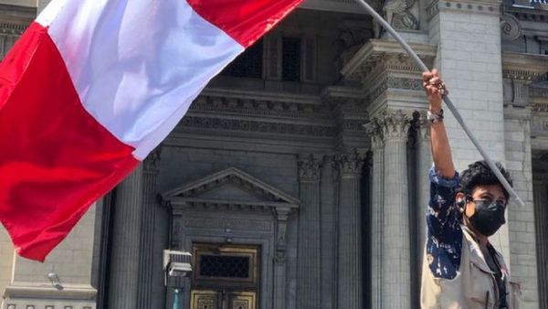 Congresista peruana toma ducha desnuda en plena comisión parlamentaria