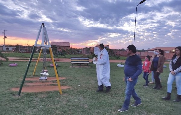 Crónica / Dan misa en una plaza para la ¡niña fantasma!