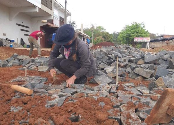 Crónica / UNA “MUJER DE PIEDRA”. “Empedré casi todas las calles aquí”