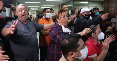 La Nación / Funcionarios exigen un reajuste salarial