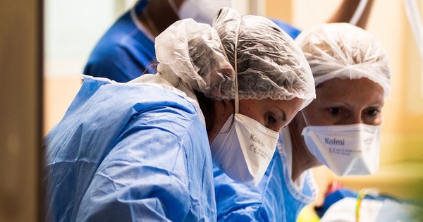 La Nación / Francia suspende a 3.000 sanitarios