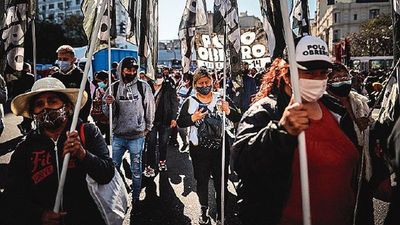 Protestas vuelven a las calles tras caída electoral oficialista