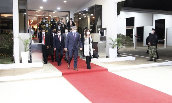 Presidente del Paraguay viajó a México para participar en la cumbre de la Celac
