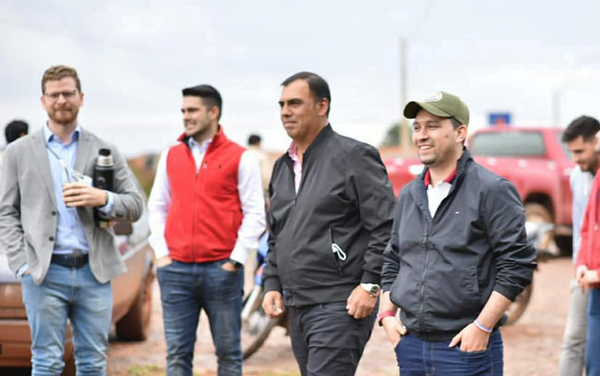 Con apoyo de la gobernación jóvenes plantaron arbolitos de especies nativas - Noticiero Paraguay
