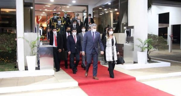 Jefe de Estado viajó a México para participar de cumbre de la CELAC