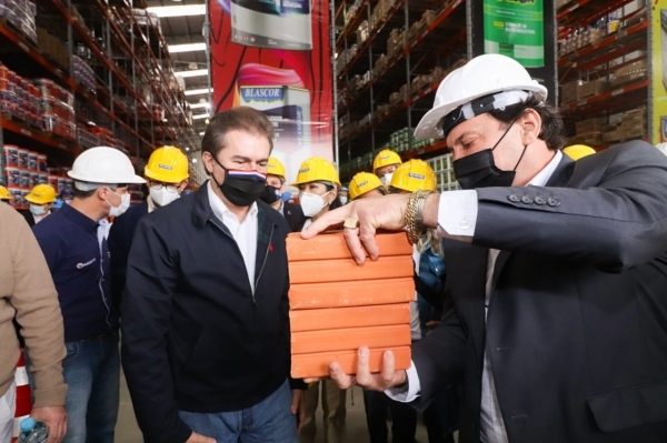 Castiglioni recorrió por fábricas e industrias de Alto Paraná