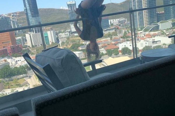 Joven cae desde un 8vo piso mientras practicaba yoga