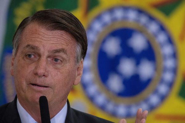 Bolsonaro eleva impuesto a operaciones financieras para mejorar plan social - MarketData