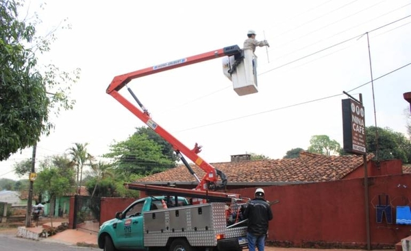 Diario HOY | ANDE realizó operativos en Ñemby y San Antonio para mejorar el servicio