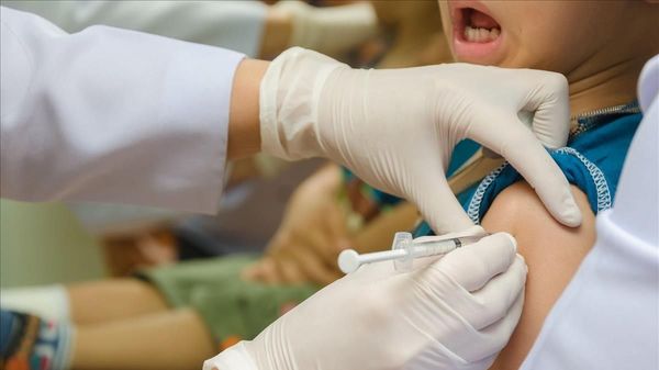 Gran Bretaña probará esquemas mixtos de dosis de vacuna anticovid en niños