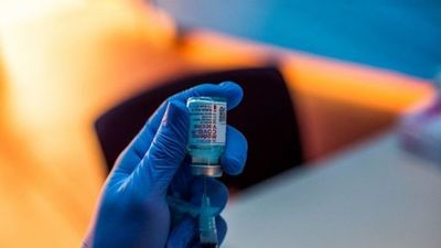 Vacuna anticovid de Moderna supera a Pfizer, según investigación
