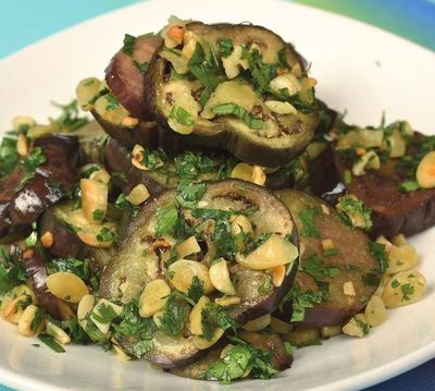 Sublimes berenjenas al ajillo con almendras - Gastronomía - ABC Color