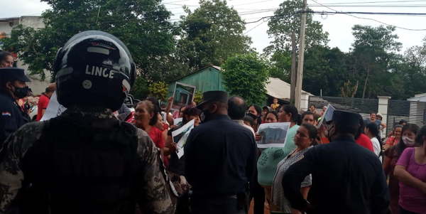 Manifestantes quisieron linchar al Diputado Hugo Ibarra en Caaguazú - Noticiero Paraguay