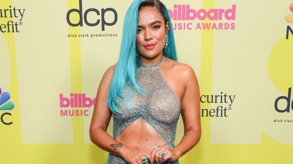¡Candente! Karol G se bajó el vestido y dejó expuesta la parte de su cuerpo que muchos querían ver