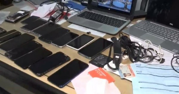 La Nación / Con las manos en las evidencias: detienen a tortoleros con tres notebooks y catorce celulares