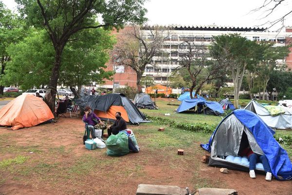 Por desidia en IPS, familiares de internados acampan en improvisadas carpas - Nacionales - ABC Color