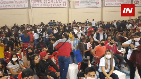 COLORIDA NOCHE DE FESTEJO DE LA JUVENTUD