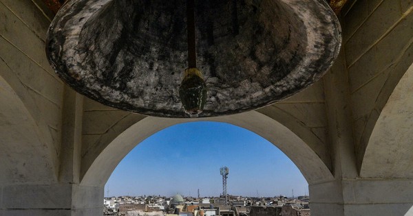 La Nación / La campana de una iglesia de Mosul en Irak repica de nuevo siete años después de ISIS