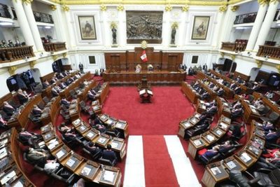 El oficialismo peruano presenta proyecto para reducir el sueldo de funcionarios