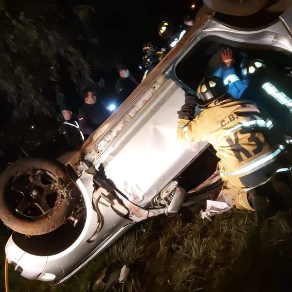Alta velocidad: jóvenes mueren en accidente en Villarrica - Nacionales - ABC Color