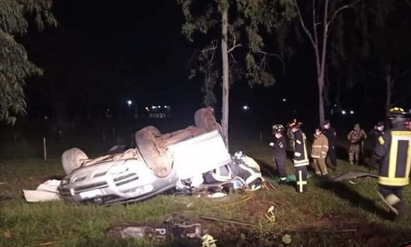 Dos personas fallecen tras vuelco de vehículo en Villarrica - OviedoPress