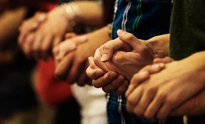 La iglesia se une en oración por la salud de Pastores